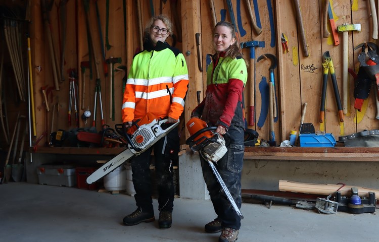 Anja Stutz und Vera Marti (r.) arbeiten bis Ende Oktober gemeinsam im Thurgauer Forstrevier 303.