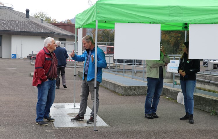 Gemeinderat und Vorstandsmitglied Reto Zimmermann (in blau) und Flavia Gretener vom Ingenieurbüro (r.) erklären die Details des geplanten Bauprojekts.