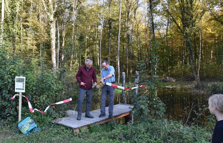 Die Präsidenten Matthias Griesser (Naturschutzverein, r.) und Hansruedi Jucker (Gemeinde Andelfingen) zerschneiden das Band am Hundsau-Weiher.