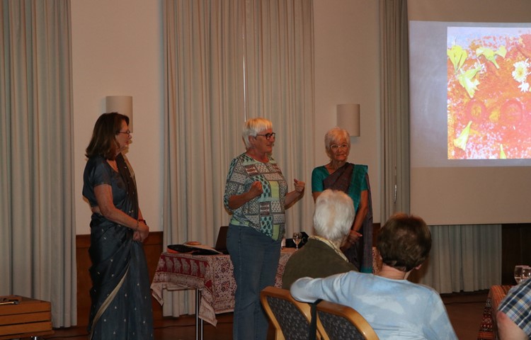 Silv Aebi, Präsidentin des Vereins Seniorentreff Kleinandelfingen, flankiert von den Rednerinnen Béatrice Ritz (links) und Anni Schelker, beide in traditionelle Saris gekleidet.