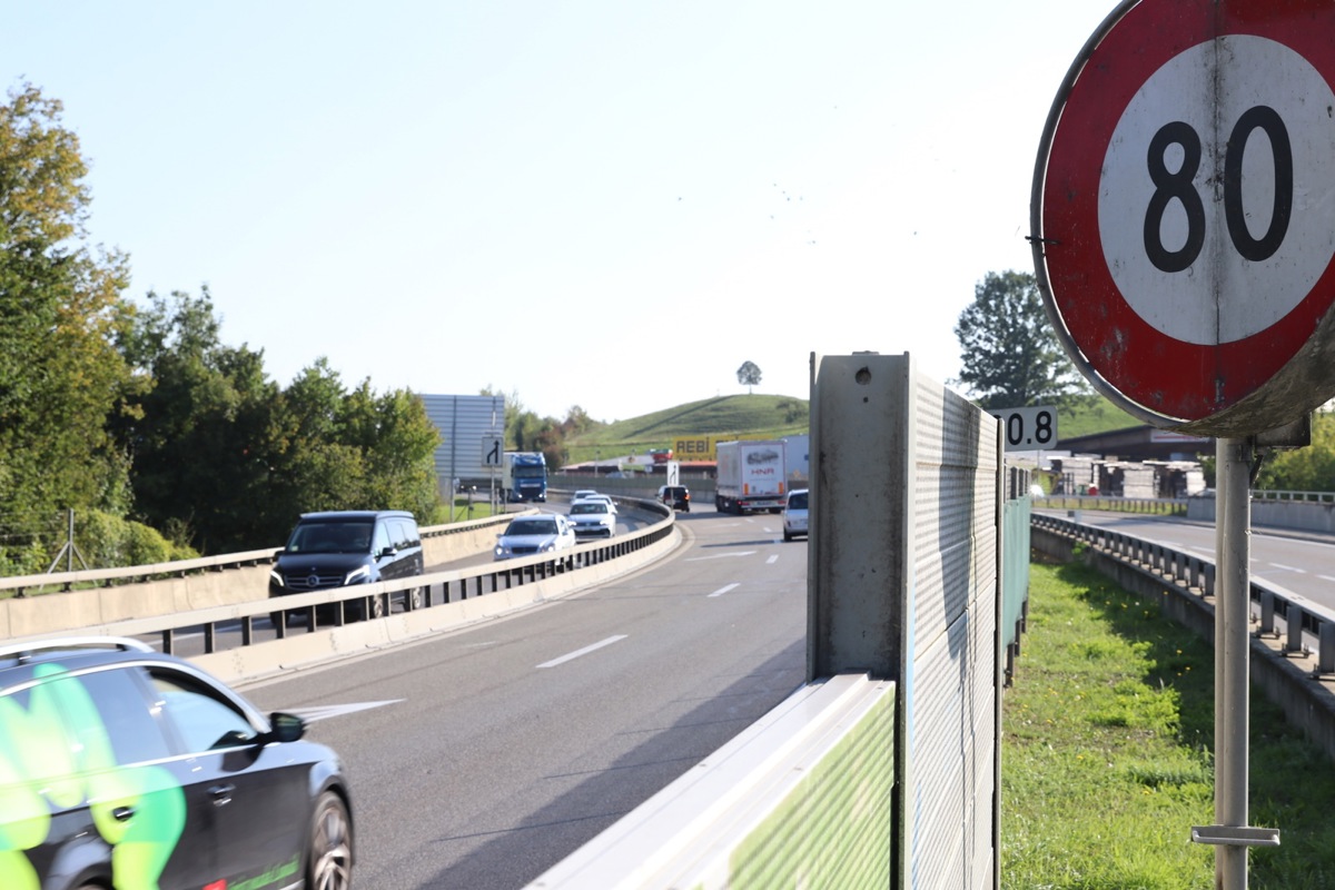 Die A4 zwischen Andelfingen und Winterthur wird bald auf durchgehend vier Spuren ausgebaut. Die A4 zwischen Andelfingen und Winterthur wird bald auf durchgehend vier Spuren ausgebaut.