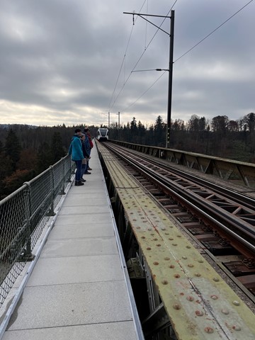 Im Sommer 2021 wurde die Brücke mit Elementen zwischen den Gleisen verstärkt. Und nun werden noch die Schwellen ersetzt, weshalb die Brücke einen Monat lang nicht befahren werden kann.