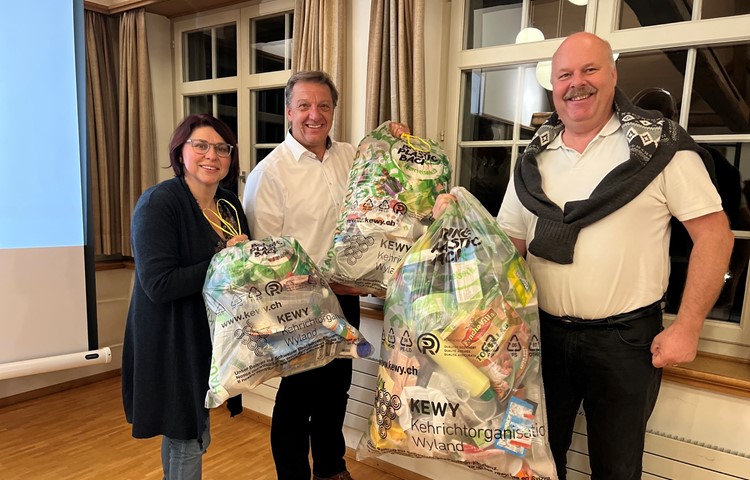 Stolz zeigt der wiedergewählte Vorstand mit Conny Dünki, Daniel Fehr und Beat Weingartner die neuen durchsichtigen Säcke für Plastik in drei Grössen.
