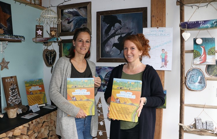 Die Autorinnen Moni Schmid und Katrin Germann mit ihrem Wyland Wimmelbuch im Allerliebscht-Lädeli in Trüllikon.