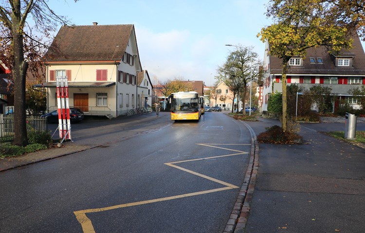 Die Schaffhauserstrasse in Hettlingen ist die Nord-Süd-Verbindung durchs Dorf. Laut Vorprojekt soll das Tempo von heute 50 auf neu 40 km/h gedrosselt und eine kleine Verkehrsinsel gebaut werden.