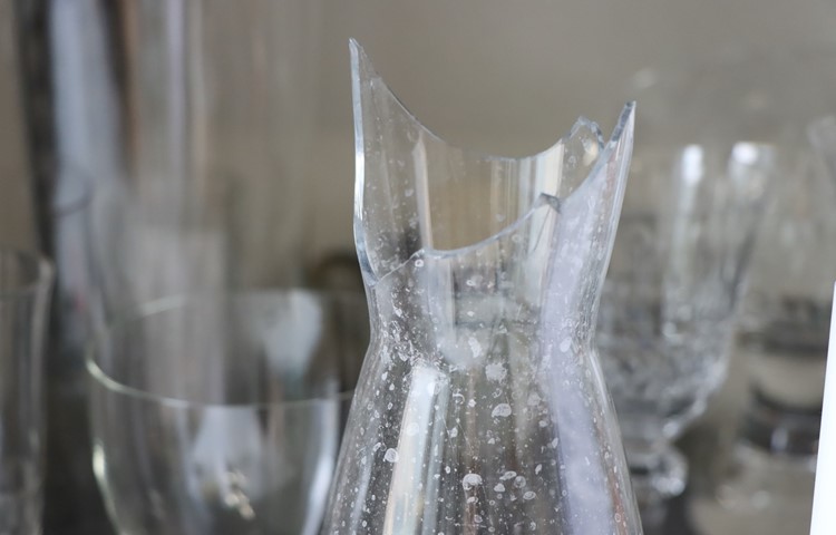 Glas kann nicht unsichtbar geleimt werden. Dieser Karaffenhals wird bis zur Bruchstelle abgeschliffen und kann dann seine Aufgabe wieder erfüllen.