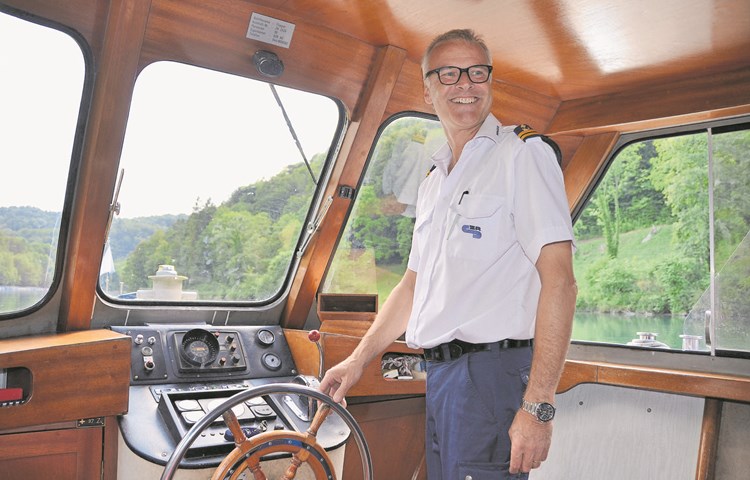 Während der warmen Jahreszeit arbeitet Thomas Häsler jeweils am Dienstagnachmittag als Kapitän auf dem Rhein zwischen Ellikon und Eglisau.