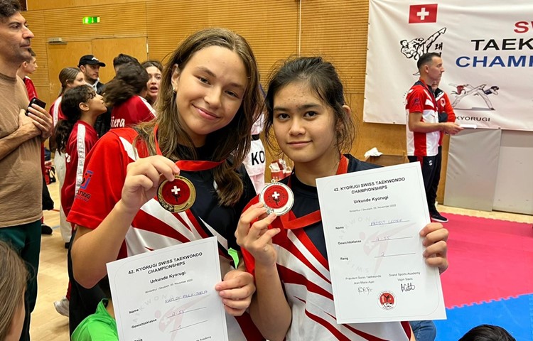 Leonie Probst (rechts) und Siegerin Paula Nikolov zeigen stolz ihre Medaillen.
