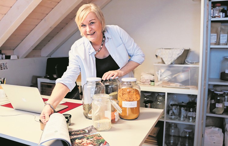 Auch Anya Ulrichs Wissen über verschiedenste exotische Gewürze floss in ihr Kochbuch ein.