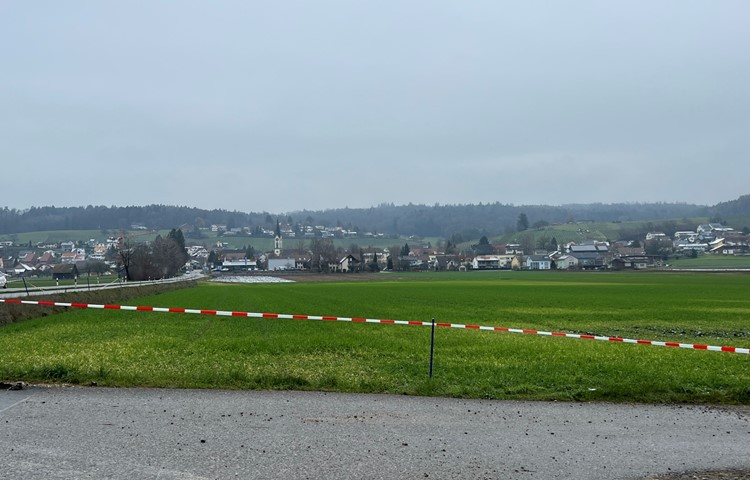 Reto Studer hat das betroffene Gebiet in Benken (Blick von der A4-Auffahrt) markiert – es umfasst zehn Hektaren.