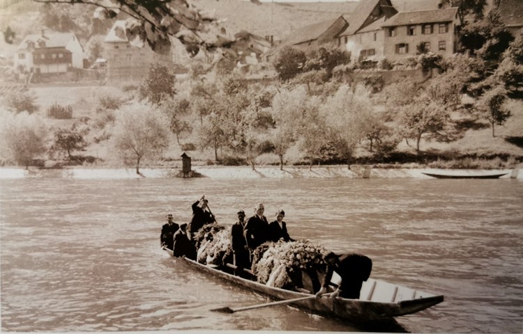 Die Nohler mussten ihre Täuflinge und Toten mit dem Boot über den Rhein transportieren, um sie zur Kirche Laufen zu bringen.