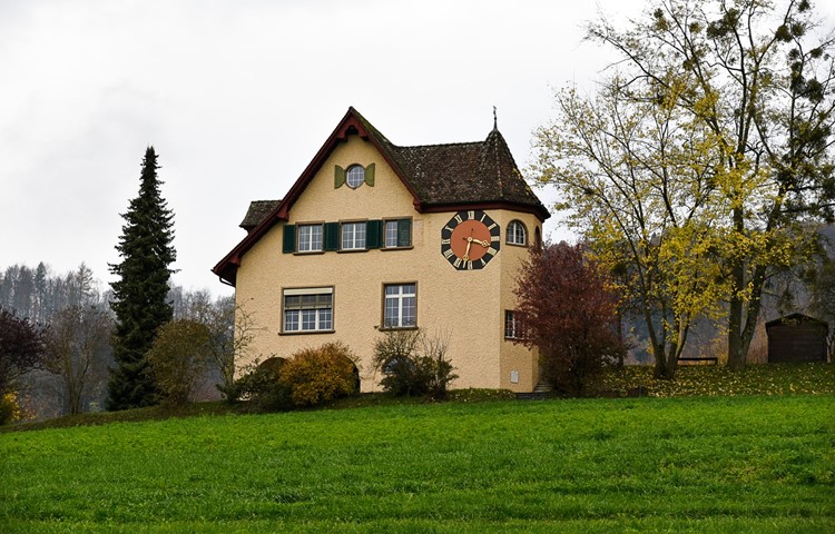 Geht alles nach Plan, gehört das Schulhaus Gräslikon bald der Gemeinde Berg am Irchel.