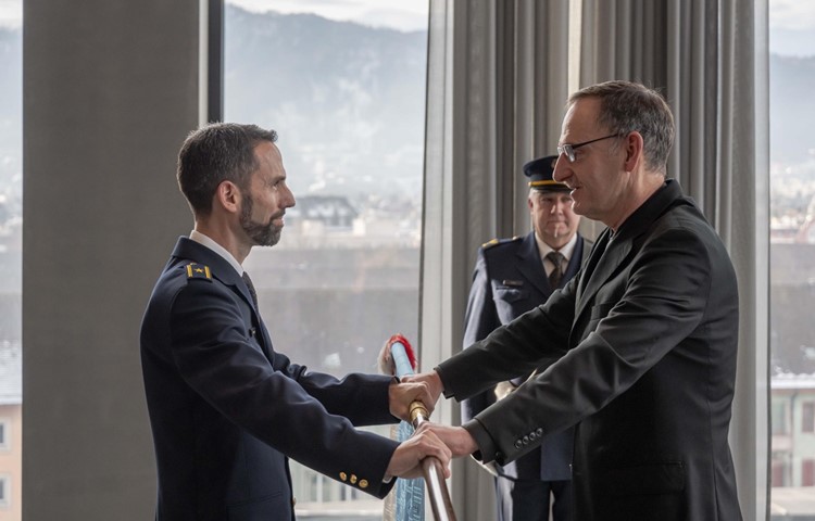 Regierungsrat Mario Fehr (r.) übergibt die Korpsfahne dem künftigen Kommandanten Marius Weyermann.