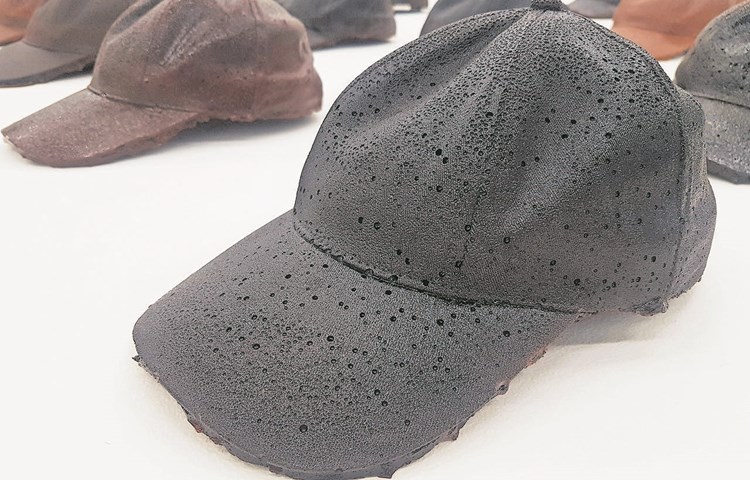Ein Kilogramm braunen Zucker benötigt Càssia Müller, um eine Schirmmütze aus Karamell herzustellen. Ihre Installation «La Dolce Vita» besteht aus 39 solcher Hüte und ist eine Hommage an die Zuckerrohrschneider in Brasilien.