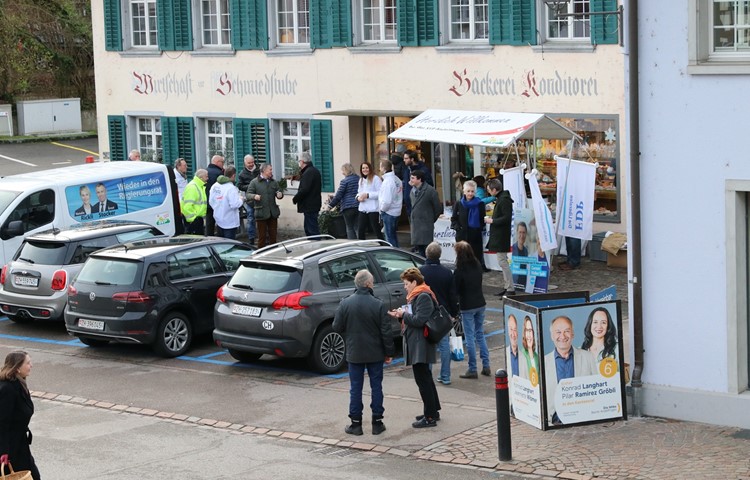 «Roadshow» in Andelfingen: Die drei bürgerlichen Parteien SVP, FDP und Die Mitte auf dem Marktplatz.