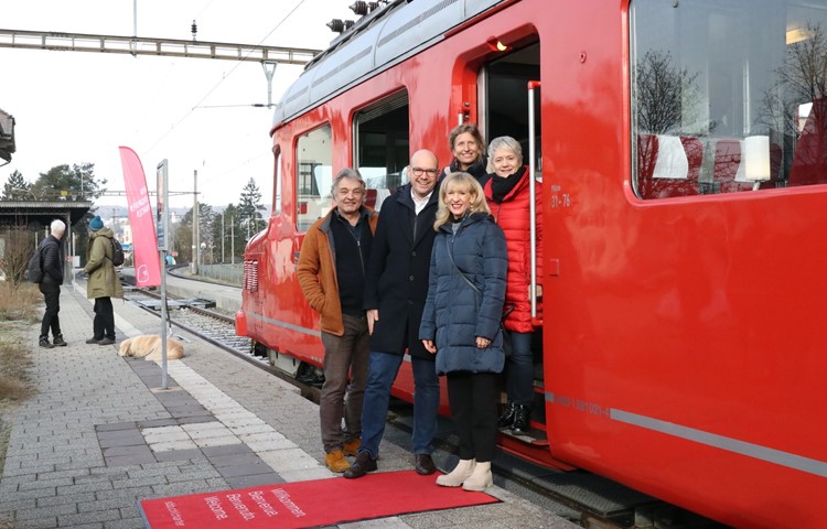 Roter Teppich von der SBB für die Reisenden im roten Doppelpfeil: Arnold Kohler, Holger Gurtner, Sibylle Jüttner, Jacqueline Fehr und Priska Seiler Graf (vorne).