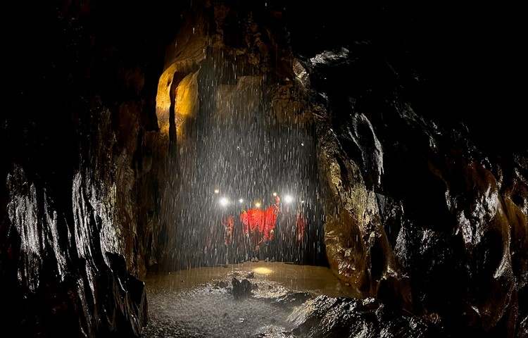 Im Höhlensystem lassen sich immer wieder kleine Seen und Wasserfälle entdecken.