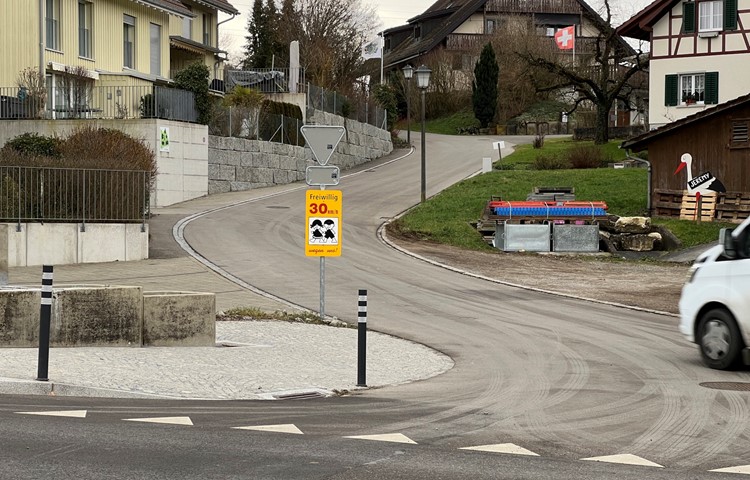 Seit Jahren weisen Tafeln in Gütighausen links und rechts der Thurtalstrasse (im Bild: Im Buck) auf die Freiwilligkeit von Tempo 30 hin – bald werden offizielle Schilder stehen.