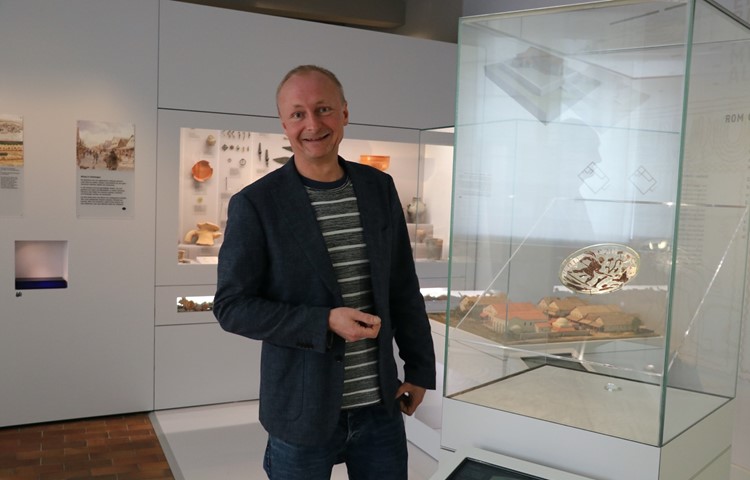 Florian Ter-Nedden ist Kurator für regionale Archäologie im Museum zu Allerheiligen. Er kennt sich aus in der Geschichte der Menschheit und weiss, welche Schätze in der Region schon zu Tage gebracht wurden.
