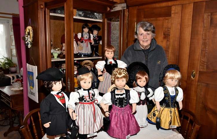 Elisabeth Ruh fertigte 36 Puppen mit originalgetreuer Tracht an, sechs davon sind männlich.