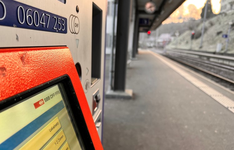 Die Verkaufskanäle erkennen, wenn für die gewählte Strecke – im Bild am Bahnhof Andelfingen eine Fahrt nach Henggart – ein Lokalnetz-Billett verfügbar ist.
