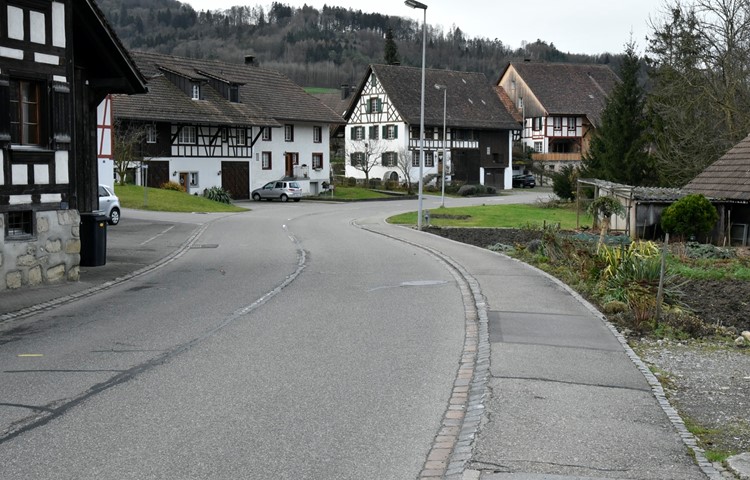 In diesem Jahr wird die Dorfstrasse in Berg am Irchel saniert. Im Falle einer Umleitung befürchtet der Gemeinderat baldige neue Schäden.