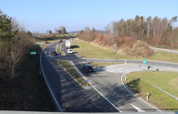 Bei Henggart soll ein Kreisel entstehen und die Einfahrt in die A4 verlängert werden.