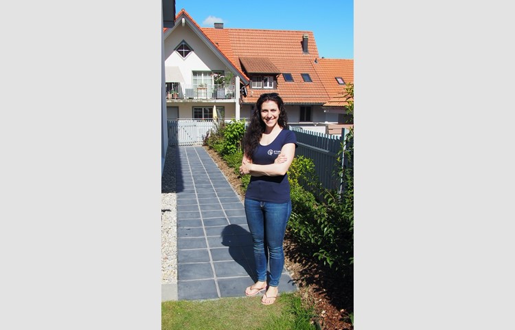 In Buch am Irchel wurde im Garten von Etark-Geschäftsführerin Jessica Müller der erste Solarweg der Schweiz verlegt.