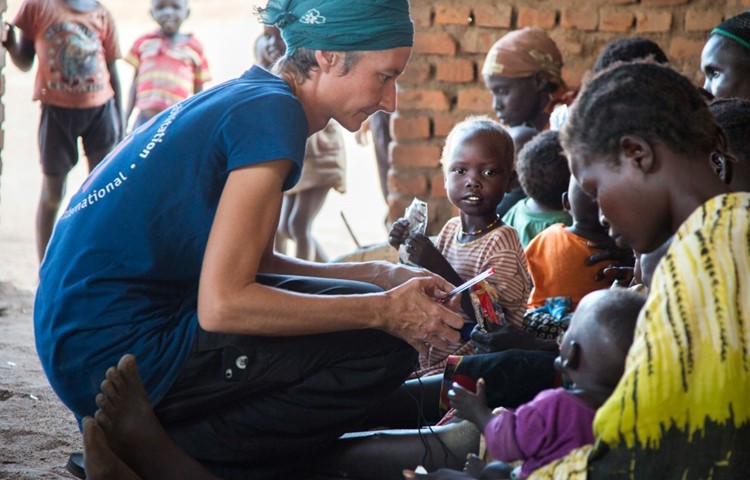 Gaby Service bei der Arbeit im Südsudan.