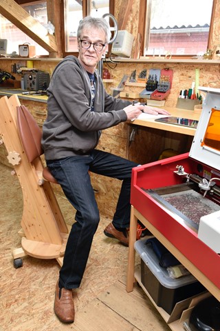 Roger Wachter ist in der Werkstatt in seinem Element. Den Stuhl baute er aus alten Regal-Seitenwänden.
