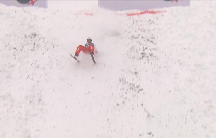Pirmin Werner musste bei der Landung in den Schnee greifen und schied bereits in der Qualifikation aus.