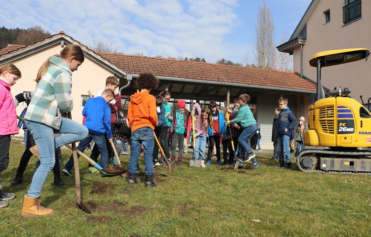 Die Kinder der Primarschule Oberstammheim zeigten beim Spatenstich am Freitag vollen Einsatz. Die Bauarbeiten für den Erweiterungsbau haben damit begonnen.