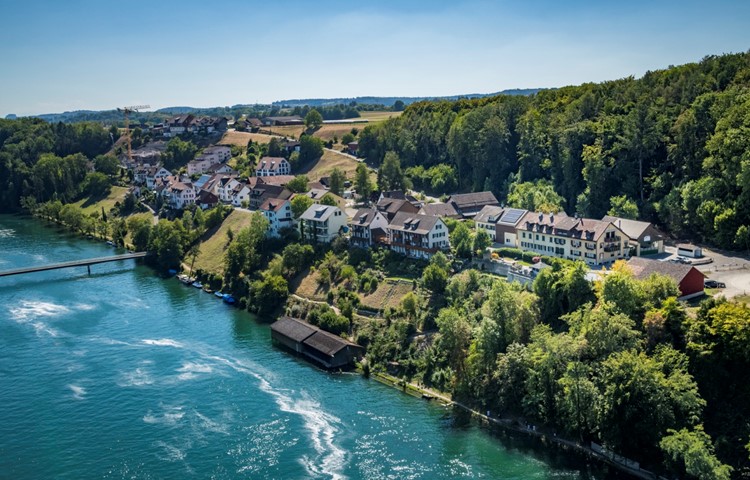 Die 17 Bootsplätze liegen ober- und unterhalb des Rheinstegs und sind über einen Fussweg erreichbar.