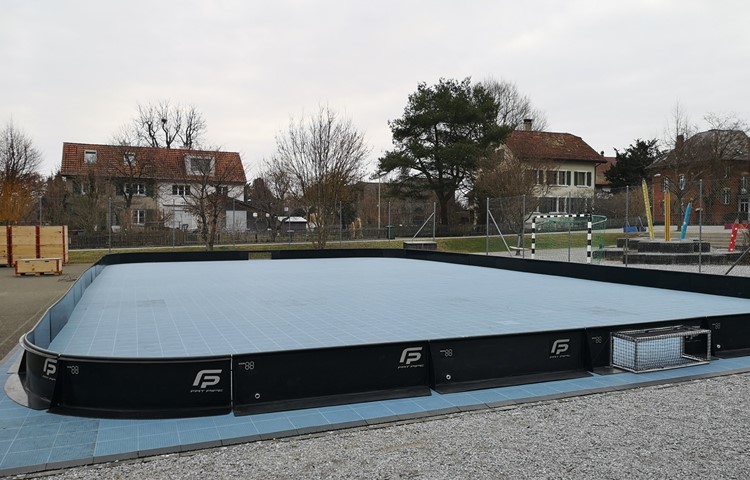 Vier Wochen lang steht das Street-Floorball-Feld auf dem Pausenplatz der Primarschule Andelfingen und der Öffentlichkeit zur Verfügung.  Stöcke und Bälle sind in der flachen Holzbox links neben dem Feld vorhanden.