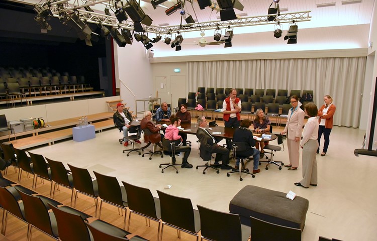 Ungewohntes Theaterbild im Löwensaal: Die Schauspielerinnen und Schauspieler spielen in der Mitte, die Zuschauerinnen und Zuschauer sitzen auf drei Seiten drumherum.