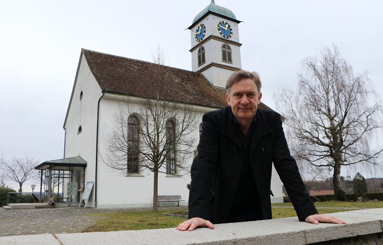 Adrian Furrer vor der reformierten Kirche Henggart. Hier ist der ausgebildete Schauspieler seit dem 1. März Pfarrer.