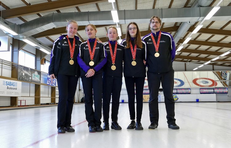 Von links: Nele Greulich, Michelle Boos (Skip), Emely Braun, Jasmin Pfändler und Michael Försterling (Coach).