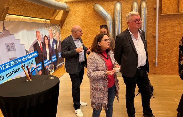 Wahlen wie im Februar in den Kantonsrat beschäftigten die FDP.  Präsidentin Linda Mathis und Martin Farner (vorne) warten gespannt auf die Resultate.
