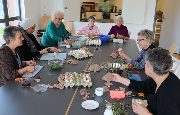 Nach alter Tradition färben die Frauen der Ostereierwerkstatt rund um Initiantin Christa Haupt (4.v.l.) Eier für den Verkauf im Spar Flurlingen. Auch mit dabei: Pfarrerin Irmgard Keltsch (1.v.l.).