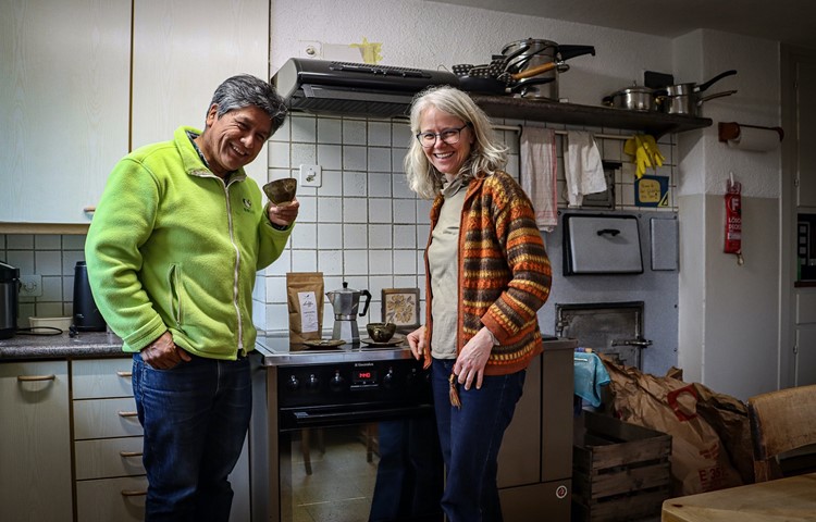 Jorge Vásquez und Beatrice Peter servieren den Lupinenkaffee auf dem Grüthof. Das Getränk entwickelt beim Aufbrühen in der Mokkakanne angenehme Röstaromen.