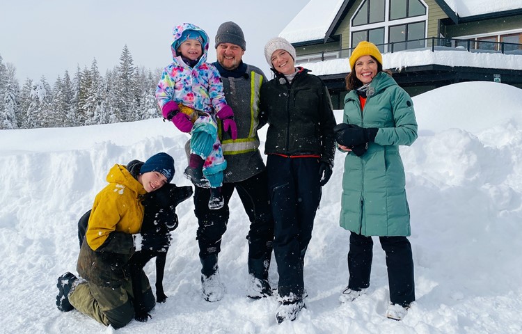Von rechts nach links: SRF-Redaktorin Mona Vetsch war fünf Tage in Kanada bei Simone, Christian, Leeza und Gion Volk...