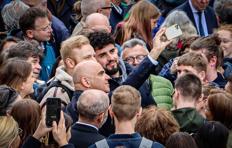 Er nahm das Smartphone gleich selbst in die Hand. Bundespräsident Alain Berset mitten in der Menge.