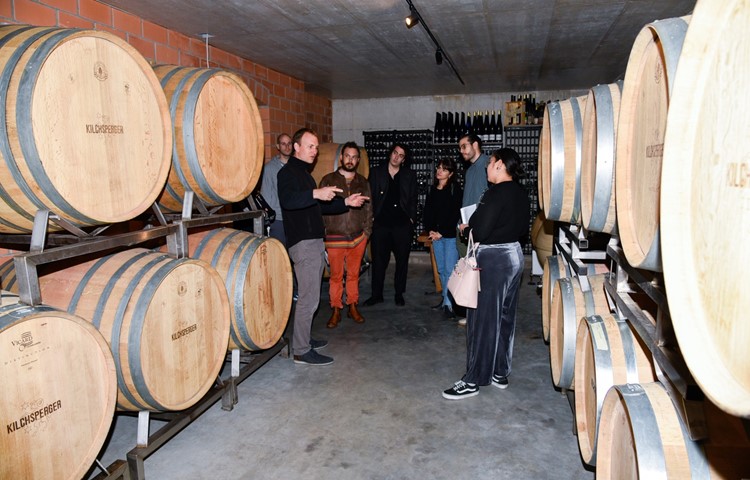 Ueli KIlchsperger (links) führte zahlreiche Gäste durch den neu ausgebauten Weinkeller seines soeben von Gault & Millau ausgezeichneten Betriebs.