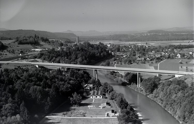 So präsentiert sich die Weinlandbrücke kurz nach ihrer Eröffnung 1958 in der Landschaft.