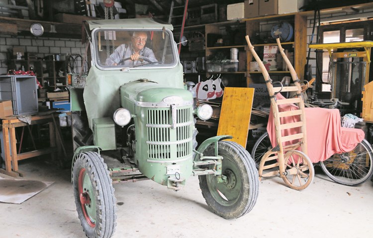 Sepp Schneider in einem der vier Bührer-Traktoren, die er in Hettlingen am Herbstfest präsentieren wird.