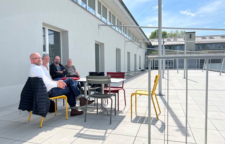 Unten der Mehrzweckraum, oben die Terrasse. Thomas Röhren, Karin Bischoff, Lars Stäuber und Markus Cotti (v.l.) sehen in dieser die breiteste Nutzungsmöglichkeit des neuen Anbaus.