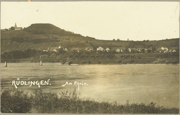 Auf diesem Postkartenmotiv von 1924 ist noch die erste Rheinbrücke von 1873 zu sehen, sie bot eine Fahrbahnbreite von weniger als 4,5 Metern.