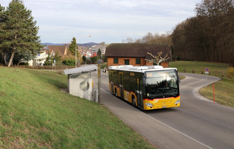 Dass die Linie 630 bald nicht mehr am Lindenbuck halten wird, akzeptiert der Gemeinderat, setzt sich aber für den Erhalt des 634er-Postautos ein, damit Langwiesen (im Hintergrund) Anschluss nach Dachsen hat.