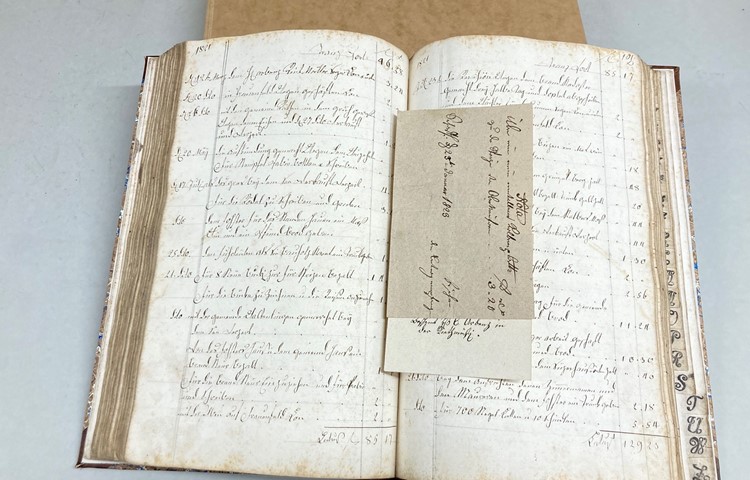 Dieses Rechnungsbuch ab 1747 war vor der Restauration …