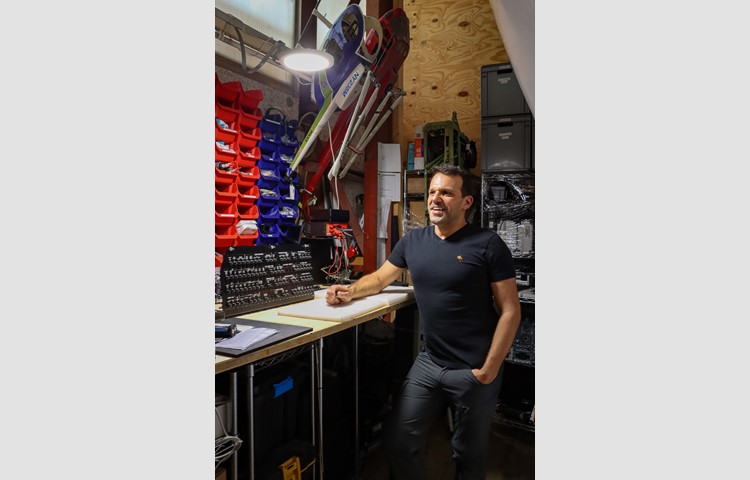 Geschäftsführer Pascal Calzaferri in seiner Werkstatt, wo er Teile seiner Simulatoren wartet, weiterverkauft oder Occasionsteile aus Flugzeugen umnutzt.